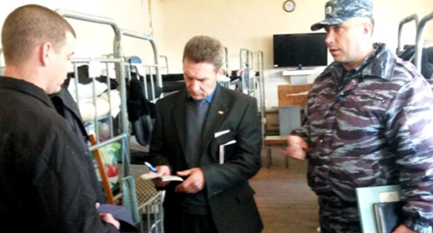 Председатель ОНК Николай Борисенко в СИЗО. Фото: УФСИН России по Ставропольскому краю http://www.26.fsin.su/