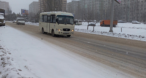 Движение общественного транспорта после снегопада. Фото Олега Пчелова для "Кавказского узла"