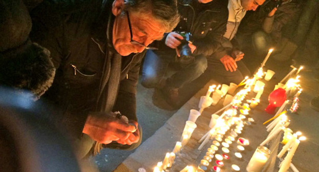 Жители Еревана почтили память расстрелянной в Гюмри семьи. Ереван, 13 января 2015 г. Фото http://www.tert.am/ru/news/2015/01/13/gyumri-momavarutyun/1558219