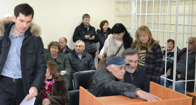 На судебное заседание в Хостинский районный суд явилось около полусотни членов географического общества. Сочи, 12 января 2015 г. Фото Светланы Кравченко для "Кавказского узла"