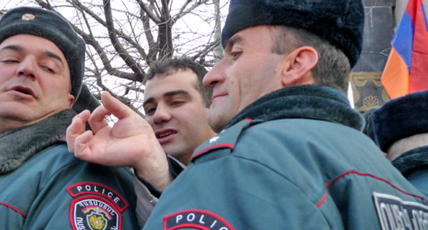 Задержание сотрудниками полиции участника акции протеста возле посольства России в Ереване. 15 января 2015 г. Фото Армине Мартиросян для "Кавказского узла"