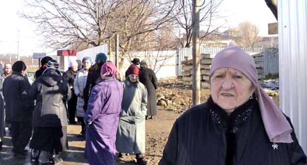 Жители Нальчика провели акцию против строительства многоэтажки на улице 2-ой Таманской дивизии. 15 января 2015 г. Фото Людмилы Маратовой для "Кавказского узла"