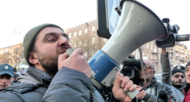 Участник акции протеста возле посольства РФ. Ереван, 15 января 2015 г. Фото Армине Мартиросян для "Кавказского узла"