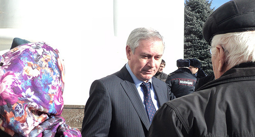 С пикетчиками беседует мэр Нальчика Мухамед Кодзоков. Фото Людмилы Маратовой для "Кавказского узла"