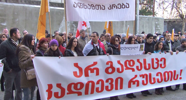 Участники акции с требованием предоставить статус беженца Микаилу Кадиеву. Надпись на верхнем плакате - "Абхазское собрание",  на нижнем - "Не передавай Микаила Кадивева России". Тбилиси, 20 января 2015 г. Фото Эдиты Бадасян для "Кавказского узла" 