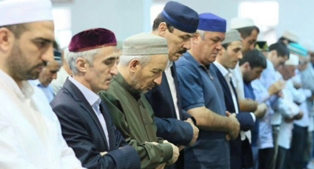 Общереспубликанский Мавлид в Центральной Джума-мечети города Махачкалы. Фото: официальный сайт главы республики Дагестан http://president.e-dag.ru/