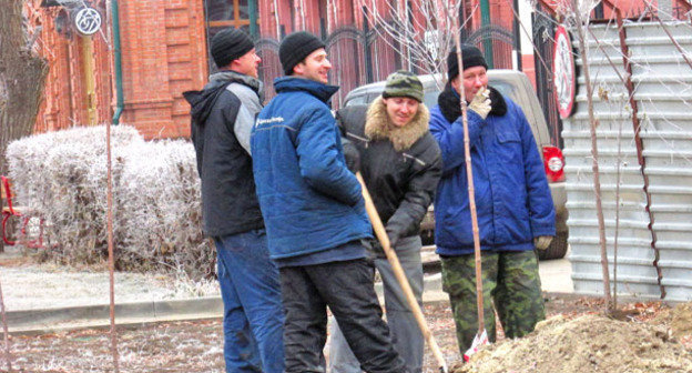 Строители на улице Академическая, Ворошиловский район Волгограда. Фото Вячеслава Ященко для "Кавказского узла" 