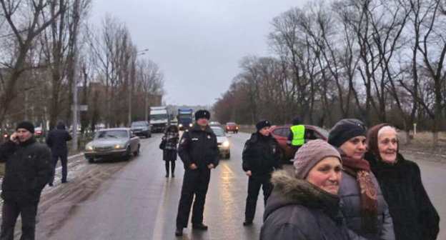 Жители Минеральных Вод перекрыли трассу "Кавказ". 24 января 2015 г. Фото http://bloknot-stavropol.ru/