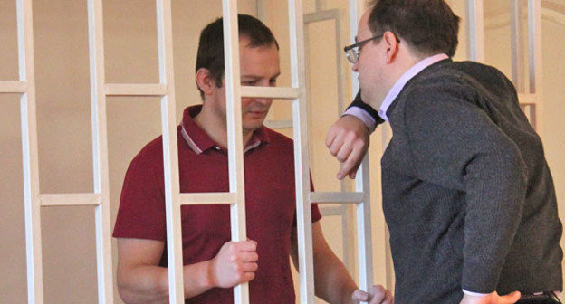 Максим Клетин общается со своим адвокатом. Владикавказ, 27 января 2015 г. Фото Эммы Марзоевой для "Кавказского узла"