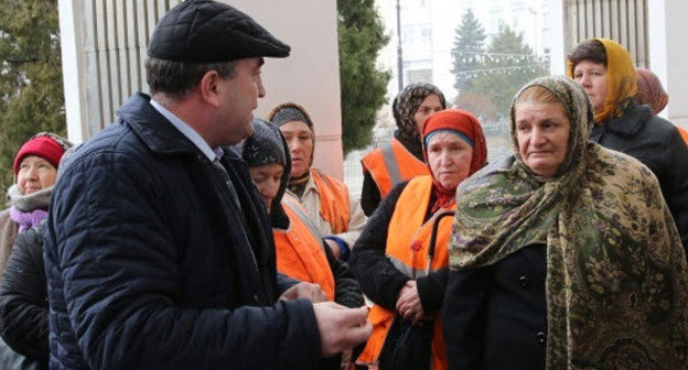 Участники пикета общаются с заместителем главы администрации Махачкалы Камилем Изиевым. Махачкала, 27 января 2015 г. Фото http://www.riadagestan.ru/