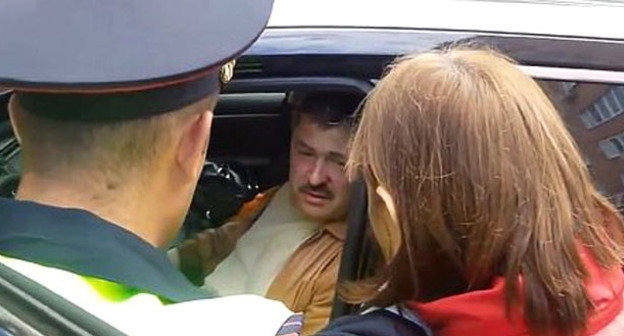 Валерий Будаев (в центре). Фото http://www.donnews.ru/Valeriy-Budaev-sbivshiy-nasmert-professora-YUFU-Smirnova-lishen-sudeyskogo-immuniteta_17171