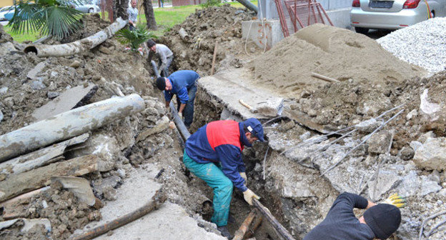 На территории дома 66 по улице Гагарина на РП № 1 велись аварийные работы. Сочи, 27 января 2015 г. Фото Светланы Кравченко для "Кавказского узла"