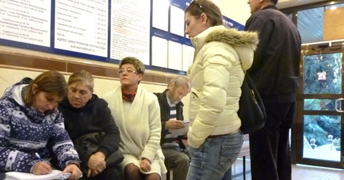 Ответчицы (слева направо) в холле суда Центрального района на улице Горького, 60. Сочи, 29 января 2015 г. Фото Светланы Кравченко для "Кавказского узла"