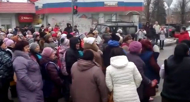 Жители Ростова-на-Дону перекрыли проспект, протестуя против закрытия рынка "Фортуна М". 29 января 2015 г. Кадр из видео пользователя tvurdon Южный Регион https://www.youtube.com/watch?v=SmzaBGEPA60