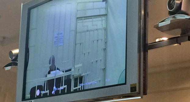 Юрий Тихонов на экране во время видеоконференцсвязи на заседании Верховного суда России. Москва, 29 нваря 2015. Фото Юлии Буславской для "Кавказского узла"