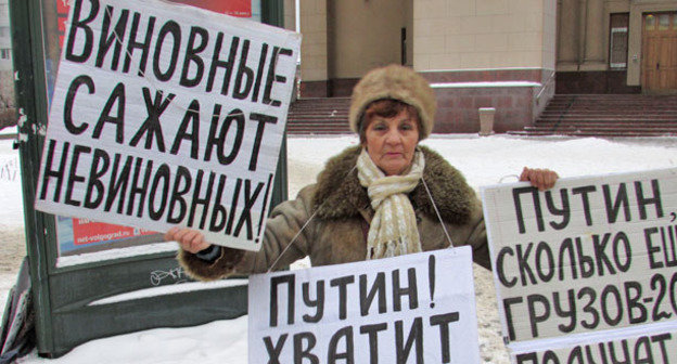 Галина Тихенко во время антивоенного пикета. Волгоград, 31 января 2015 г. Фото Вячеслава Ященко для "Кавказского узла"