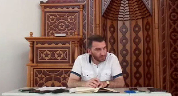 Анзор Шхануков. Фото: Стоп-кадр видео "Анзор Шхануков - урок в центральной мечети (29.05.2014)" http://www.youtube.com/watch?v=OCVE775Isrg