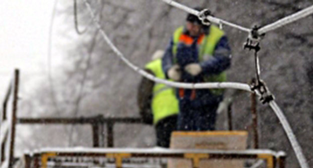 Восстановление подачи электричества. Фото: http://www.34.mchs.gov.ru/operationalpage/operational/item/2513374/