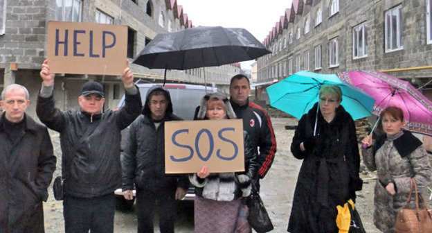 Обманутые дольщики во время акции протеста против сноса коттеджей в микрорайоне Макаренко. Сочи, 31 января 2015 г. Фото Светланы Кравченко для "Кавказского узла"