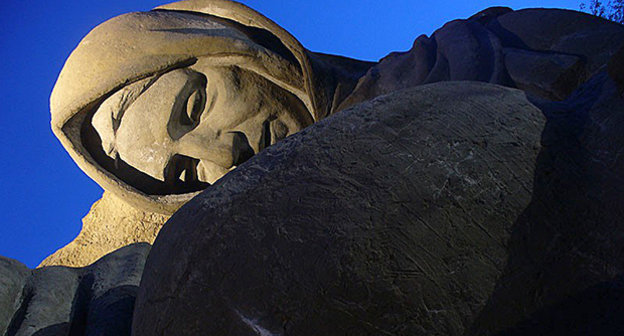 Памятник Скорбящая матери ночью. Фото: Alexandra Savichev, https://ru.wikipedia.org/wiki/%CC%E0%EC%E0%E5%E2_%EA%F3%F0%E3%E0%ED