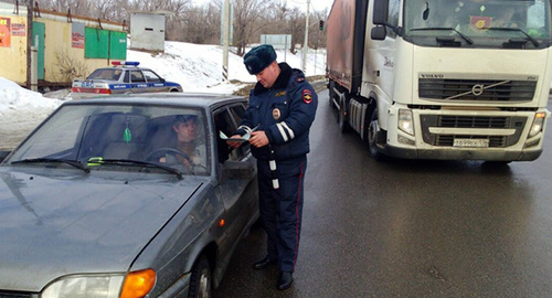Проверка документов сотрудником ДПС. Фото: http://www.gibdd.ru/upload/iblock/8dc/8dc828347bf2f1097bf4227ba61d22a9.jpg