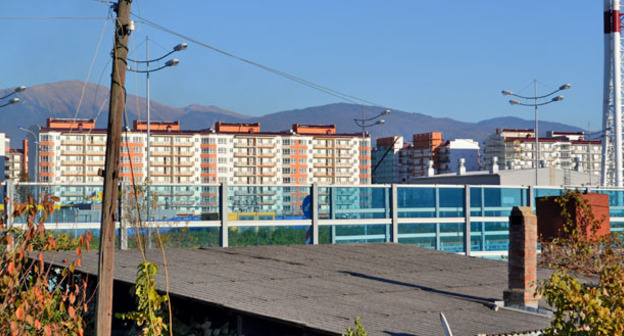 Улица Акации, дом 5-а, который дорожники перекрыли трассой М-27, лишив людей подходов и проездов к дому. Сочи, февраль 2015 г. Фото Светланы Кравченко для "Кавказского узла"