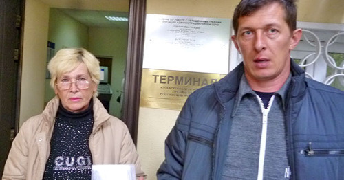 Семья Савельевых мать Людмила и сын Алексей у входа в приемную по обращениям граждан. Сочи, 6 февраля 2015 г. Фото Светланы Кравченко для "Кавказского узла"