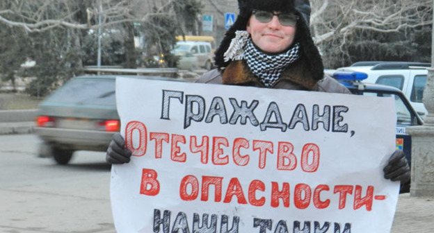 Борис Стихин в одиночном пикете против боевых действий на юго-востоке Украины. Волгоград, 8 февраля 2015 г. Фото Татьяны Филимоновой для "Кавказского узла"