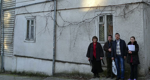 жильцы дома у входа в подъезд своего дома 6 по улице Виноградная со свидетельствами на новые недостроенные квартиры по улице Донская, 21/1 и 21/2. Фото Светланы Кравченко