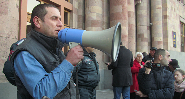 Брат похищенного Артака Хачатряна Артем выдвигает требование: если брата не найдут, объявит сидячую забастовку. Фото Тиграна Петросяна для "Кавказского узла"