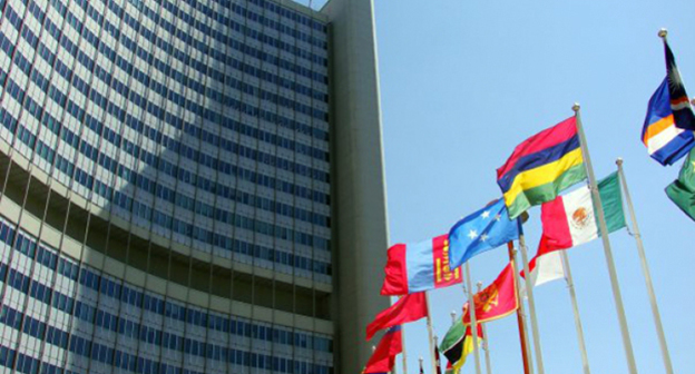 Флаги разных стран у здания ООН. Фото: http://armenpress.am/rus/news/743158/mezhdunarodniyiy-den-prav-cheloveka-otmechaetsya-10-dekabrya.html