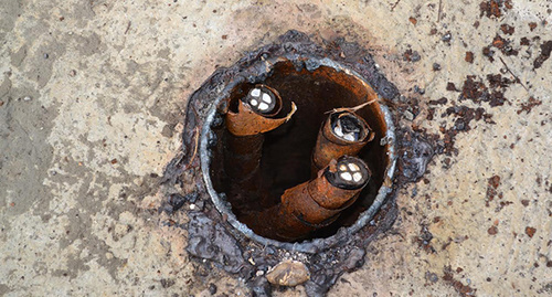 Обрезанная проводка в спиленном столб уличного освещения. Фото Светланы Кравченко для "Кавказского узла"