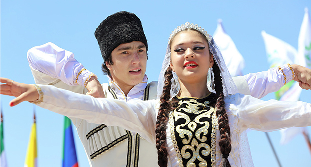 Свадебная лезгинка в исполнении участников фестиваля Цамаури-2014, Дагестан. Фото: http://www.riadagestan.ru/fotoreportagh/tsamauri-2014/