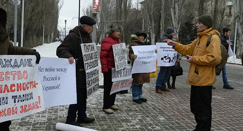 Стужент дискутирует с пикетчиками. Фото Татьяны Филимоновой