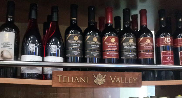 Вина на витрине винного магазина в Тбилиси. Фото Ахмеда Альдебирова для "Кавказсого узла"