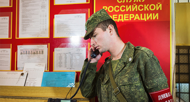 Дневальный солдат в военской части. Фото Алексея Ерешко, http://мультимедиа.минобороны.рф/multimedia/photo/gallery.htm?id=18307@cmsPhotoGallery