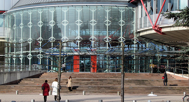 Центральный вход Европейского суда по правам человека. Фото: https://ru.wikipedia.org/wiki/%C5%E2%F0%EE%EF%E5%E9%F1%EA%E8%E9_%F1%F3%E4_%EF%EE_%EF%F0%E0%E2%E0%EC_%F7%E5%EB%EE%E2%E5%EA%E0