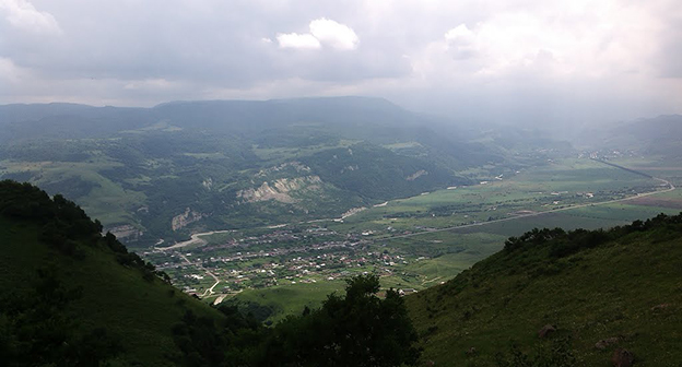 Вид на село Зюково, КБР. Фото: KBR-chik, https://ru.wikipedia.org/wiki/%C7%E0%FE%EA%EE%E2%EE#mediaviewer/File:%D0%97%D0%B0%D1%8E%D0%BA%D0%BE%D0%B2%D0%BE.jpg