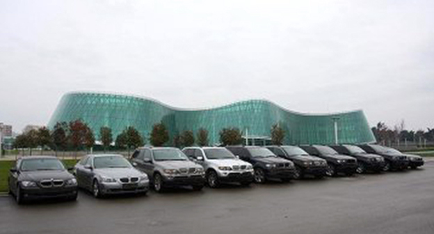Автомобили у здания МВД Грузии. Фото: http://newsgeorgia.ru/images/21543/11/215431139.jpg