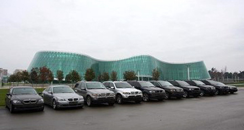 Автомобили у здания МВД Грузии. Фото: http://newsgeorgia.ru/images/21543/11/215431139.jpg