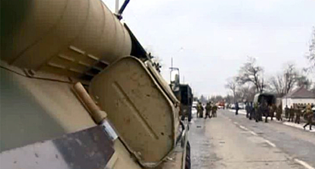 Спец техника и силовики в населённом пункте. Фото: http://nac.gov.ru/nakmessage/2015/01/05/v-chechne-v-khode-spetsoperatsii-neitralizovany-dvoe-banditov.html