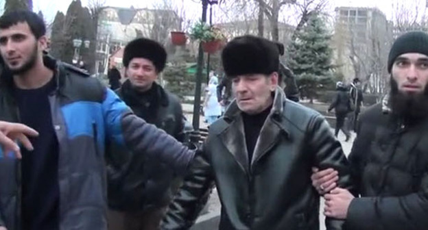 Отец Магомеда Аушева (второй справа) возле Республиканской клинической больнице в Нальчике. Кадр из видео Официальный канал МЕХК-КХЕЛ http://www.youtube.com/watch?v=jpYuIpOYB1c