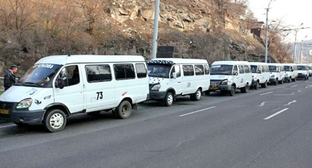 Маршрутные такси в Ереване. Фото Тиграна Петросяна для "Кавказского узла"
