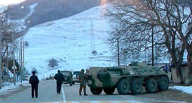 Силовики на улице посёлка. Фото: http://nac.gov.ru/nakmessage/2013/12/06/v-rezultate-kto-v-kabardino-balkarii-neitralizovany-chetvero-banditov-v-tom-ch.html