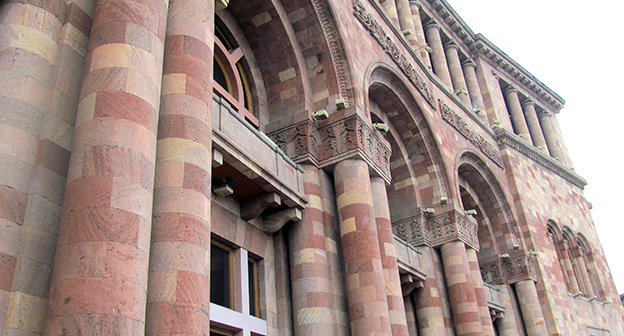 Колонны здания парламента Армении. Фото Армине Мартиросян для "Кавказского узла"