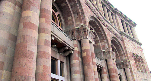 Колонны здания парламента Армении. Фото Армине Мартиросян для "Кавказского узла"