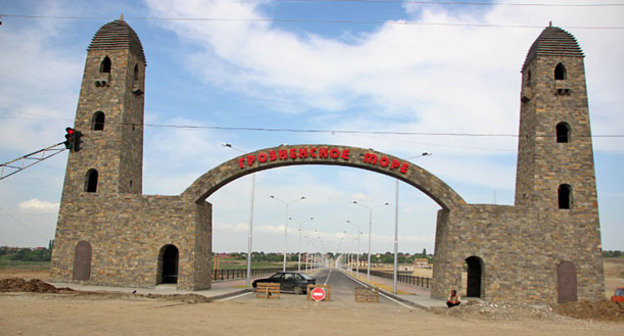 Арка на дамбе у Чернореченского водохранилища. Чечня. Фото Магомеда Магомедова для "Кавказского узла"