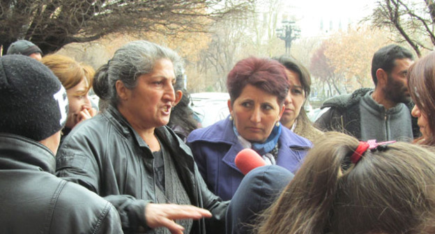 Жители села Ленухи Армавирской области провели акцию протеста у здания правительства Армении с требованием решить жилищные проблемы. 5 марта 2015 г. Фото Тиграна Петросяна для "Кавказского узла"