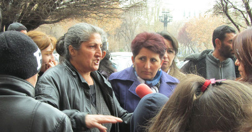 Жители села Ленухи Армавирской области провели акцию протеста у здания правительства Армении с требованием решить жилищные проблемы. 5 марта 2015 г. Фото Тиграна Петросяна для "Кавказского узла"