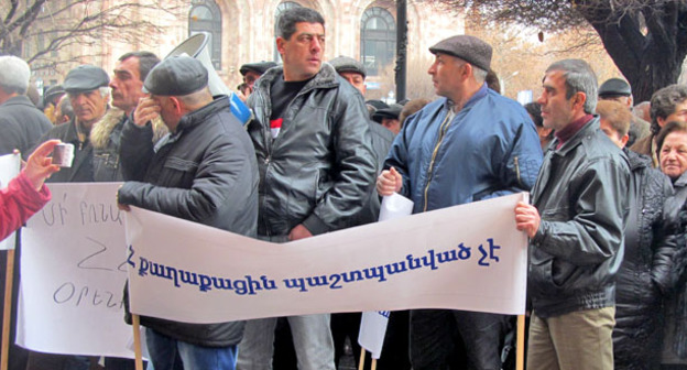 Акция протеста экс-сотрудников завода "Наирит". Надпись на транспаранте «Гражданин Армении не защищен!». Ереван, 4 марта 2015 г. Фото Тиграна Петросяна для "Кавказского узла"